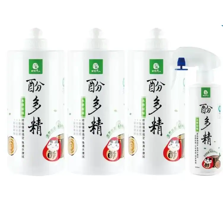 三瓶大瓶裝與一瓶小噴霧裝的「酚多精」天然地板清潔劑，白色瓶身印有綠色標誌與紅色不倒翁圖案，強調免清水擦拭且具備天然抗菌功能。