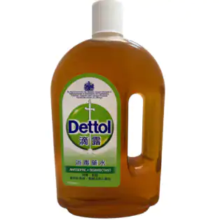 一瓶滴露（Dettol）消毒藥水，透明棕色瓶身裝有深琥珀色液體，綠色標籤印有代表性的寶劍盾牌標誌與中文「消毒藥水」字樣，標示可用於家庭衛生清潔。