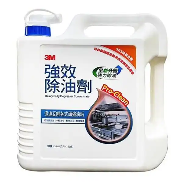 3M強效除油劑的3.785公升大容量白色桶裝產品照。瓶身標籤寫有大字「3M 強效除油劑 Heavy Duty Degreaser Concentrate」，右上角橘色區塊強調「符合衛福部食品用洗潔劑衛生標準」與「SGS檢驗合格」。中間水滴圖案內有乾淨的商用不鏽鋼廚房照片，並標示「迅速瓦解各式頑強油垢」。