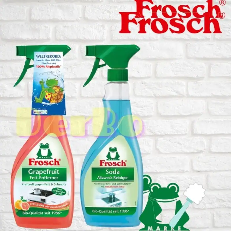 德國環保清潔品牌Frosch（小綠蛙）的兩款噴霧瓶產品圖。左側為裝有橘粉色液體的「葡萄柚強效去油清潔劑」，右側為藍色液體的「小蘇打多用途清潔劑」。背景為白色磚牆，右下角配有一個綠色的青蛙品牌吉祥物圖案。