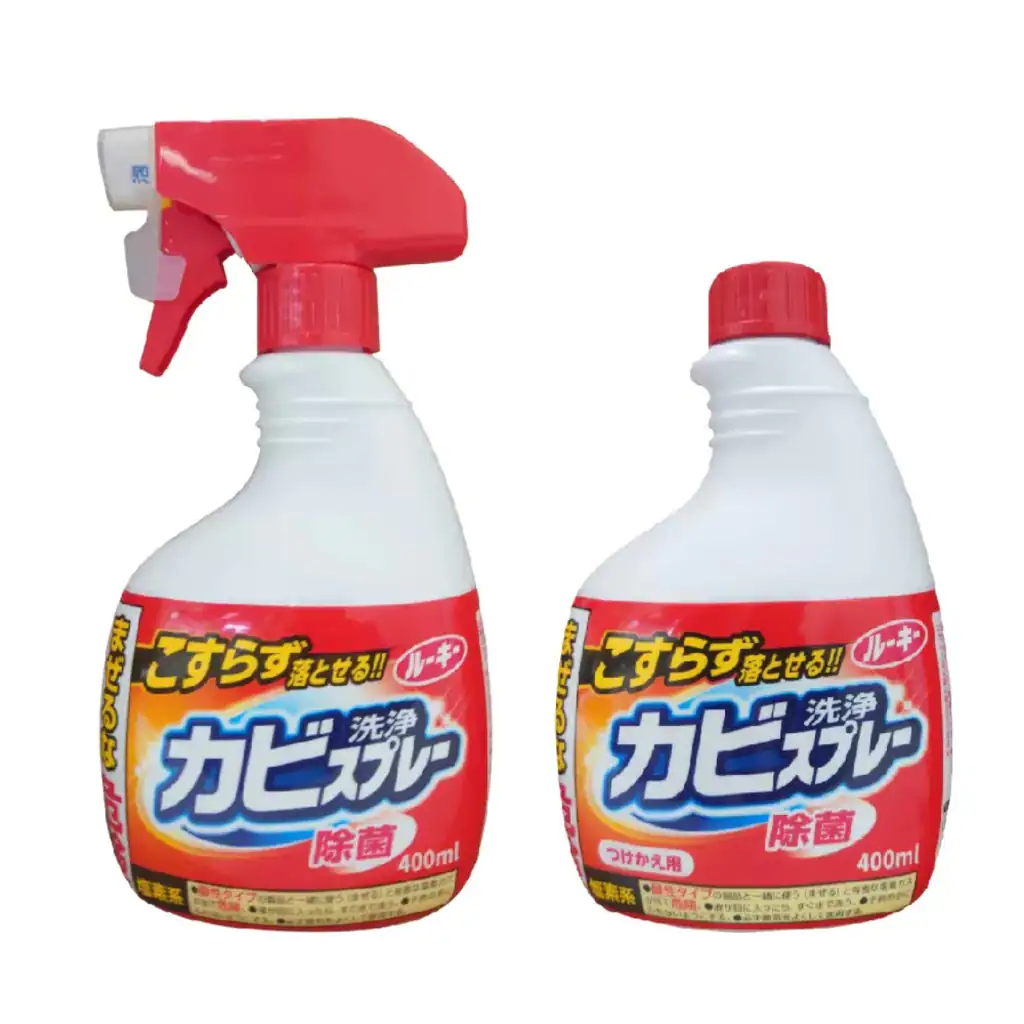 兩瓶白色瓶身、紅色噴頭與瓶蓋的日本除霉噴霧（カビスプレー）商品去背圖，左邊為帶有噴頭的正裝瓶，右邊為補充瓶，包裝上寫著「こすらず落とせる!!」（免刷洗即可去除）與「除菌」字樣。